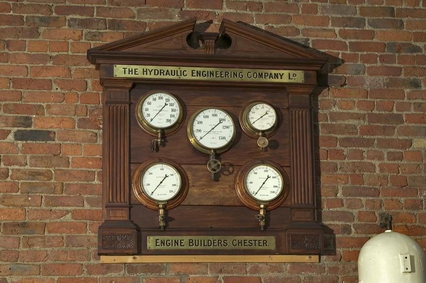 Instrument panel for hydraulic pumping engine