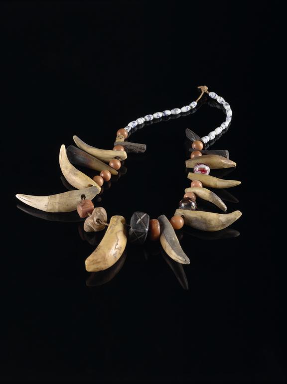 Amuletic necklace of twisted fibre threaded with large teeth