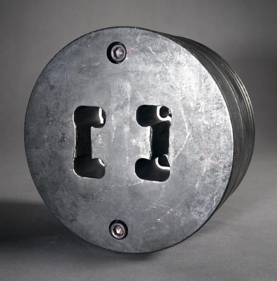 Steel extrusion die and back spacer used to make aluminium extrusions for a ladder (extrusion die)