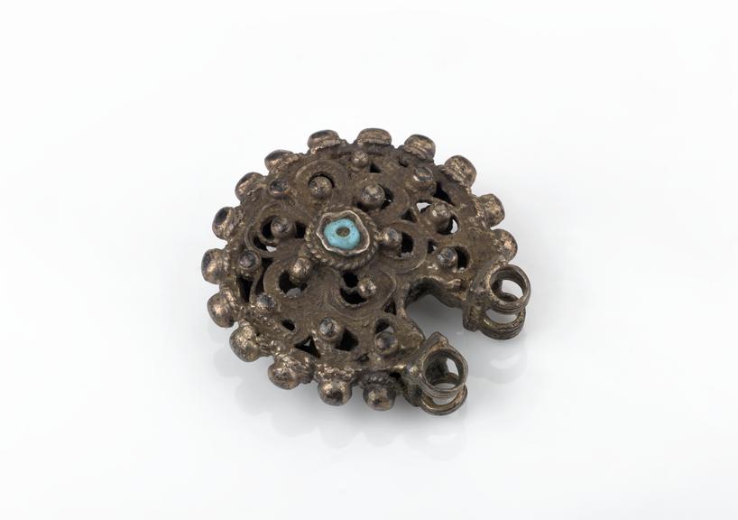 Circular filigree earring with floral design and decorative