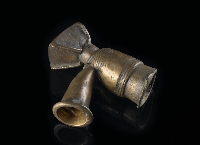 Bronze tobacco pipe, elbow type with pyramid shaped rest