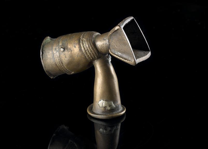 Bronze tobacco pipe, elbow type with pyramid shaped rest