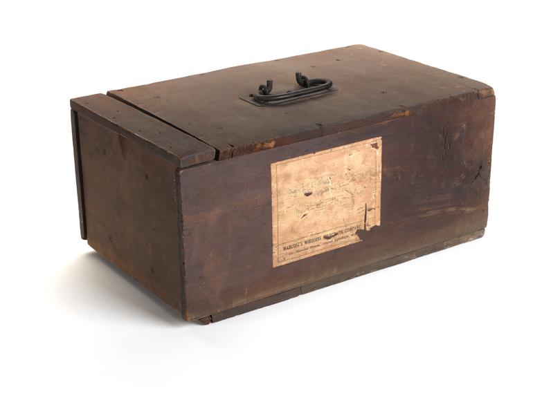 Wooden carrying box for aircraft radio telephony transmitter