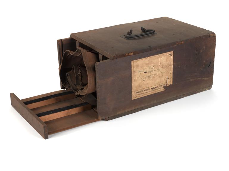 Wooden carrying box for aircraft radio telephony transmitter