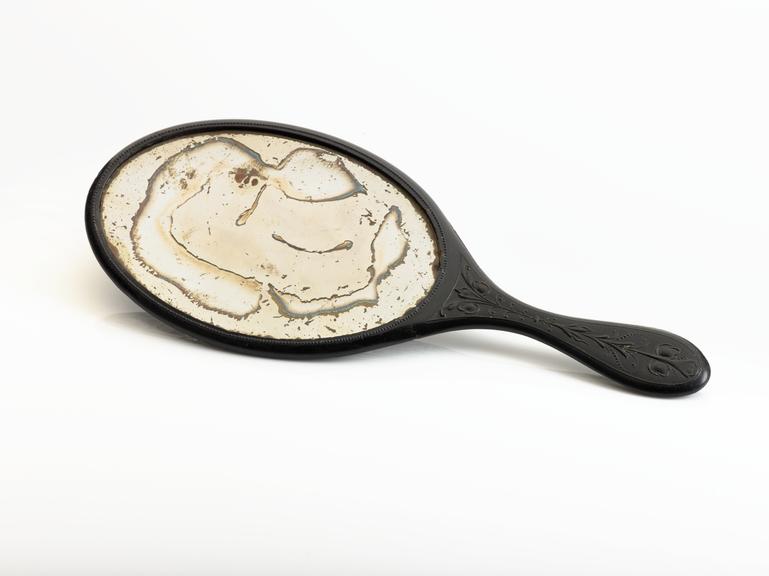 Oval mirror of black shellac