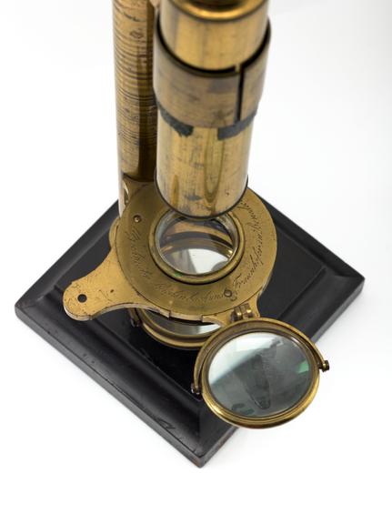 Achromatic microscope by Fraunhofer