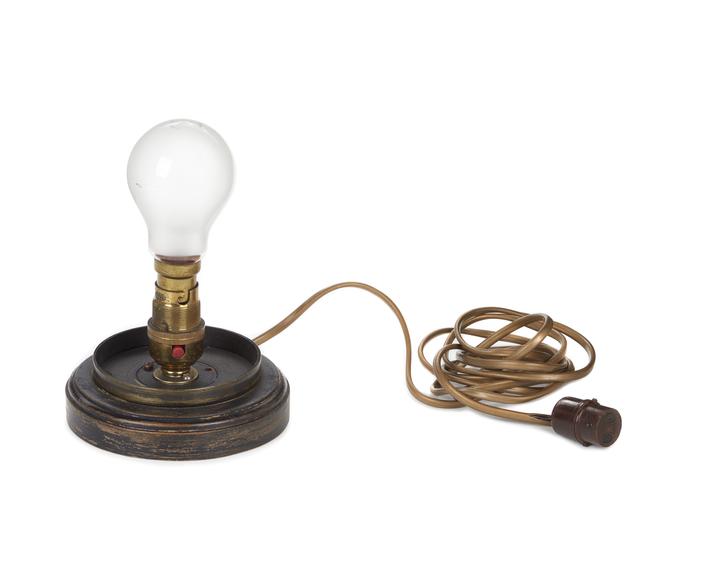 Electric lamp illumination with wooden stand