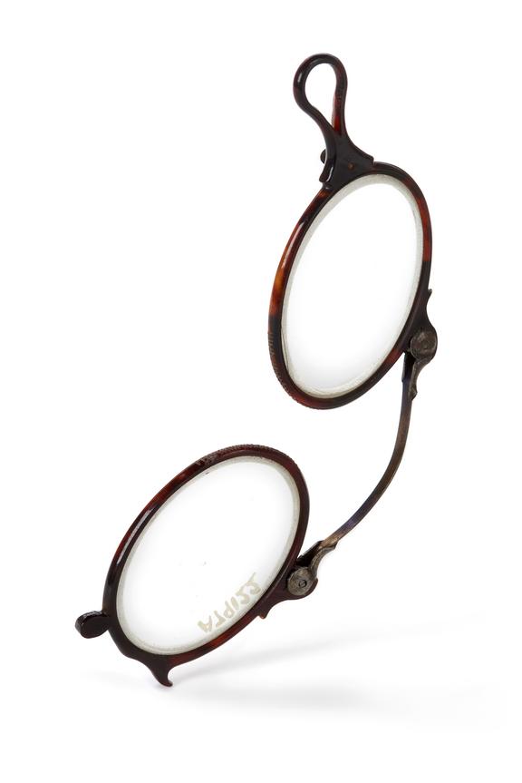 Pince nez spectacles, tortoiseshell frames, silver arch