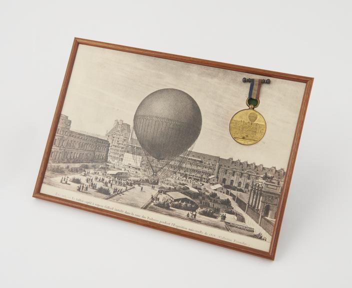 One souvenir medallion commemorating Henri Giffard's balloon