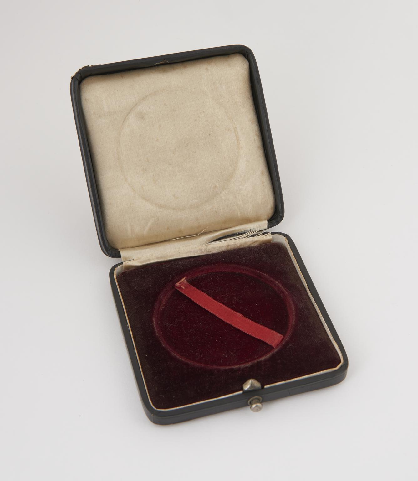 Box, for silver medal presented to Hiram S. Maxim for his paper on ‘Experiments in Aeronautics'