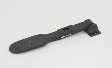 Lever, on a pivot plate, for knitting machine