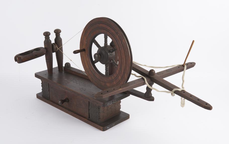 Closed spindle type bobbin winder for lace