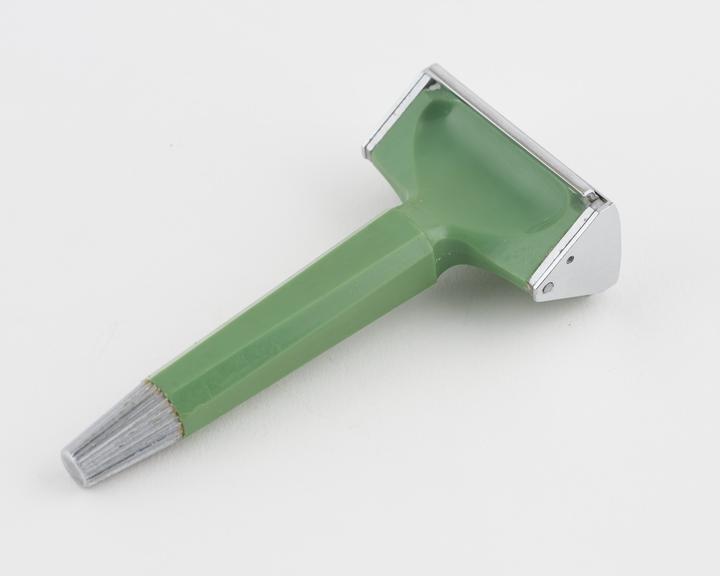 A hand safety razor with automatic blade closure/ejection