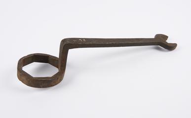 Wheelwright's mail pattern axle-cap wrench