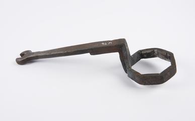 Wheelwright's mail pattern axle-cap wrench