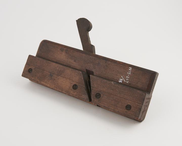 Moulding plane: common ogee type, stamped 4/8, with a fence