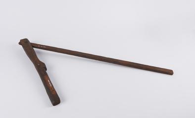 Rim gauge for centering a cartwheel hub.