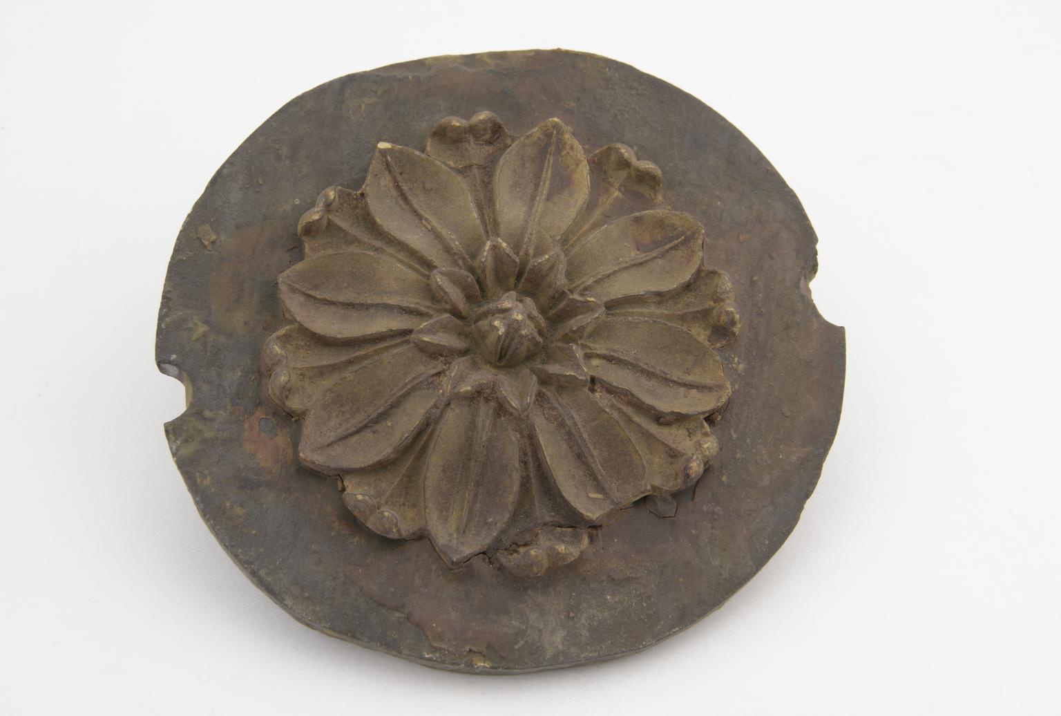 Slate Science English compo, rosette on circular slate | Science Museum Group Collection