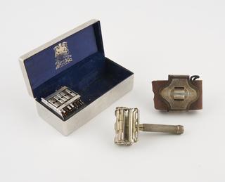 Wilkinson stropping hand safety razor, with presentation case