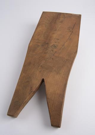 A wooden clave board for larger shells