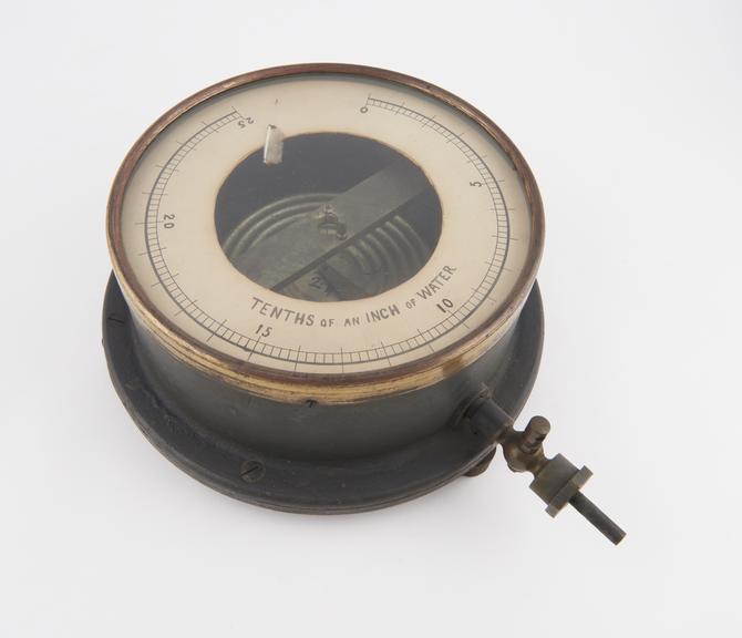 Sensitive vacuum gauge, with Ayrton-Perry magnifying spring