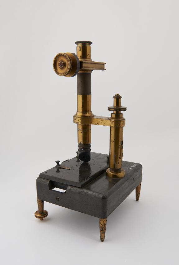 Measuring (travelling) microscope with moving stage, Italian