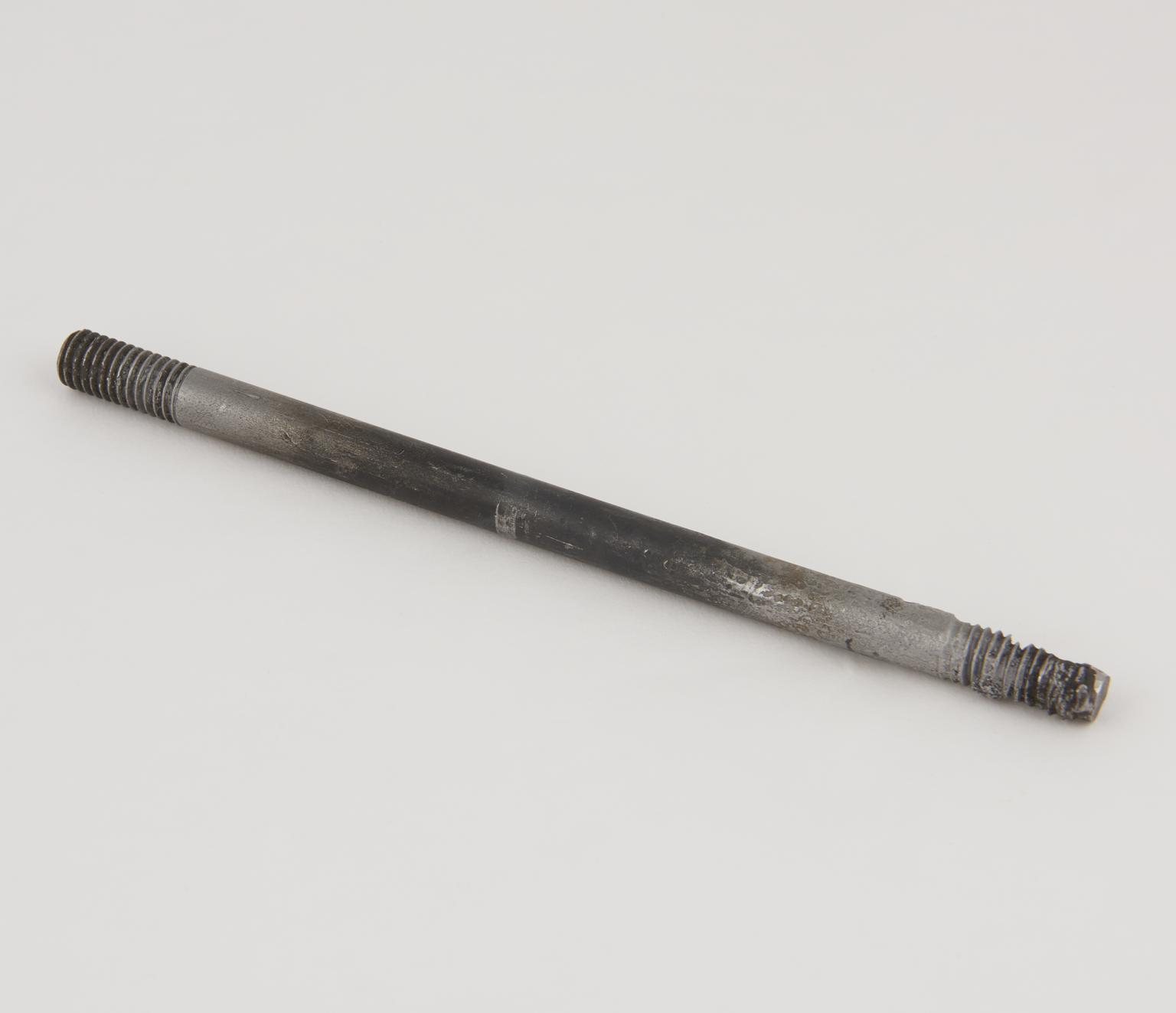 Steel rod associated with single-cylinder four-stroke petrol engine