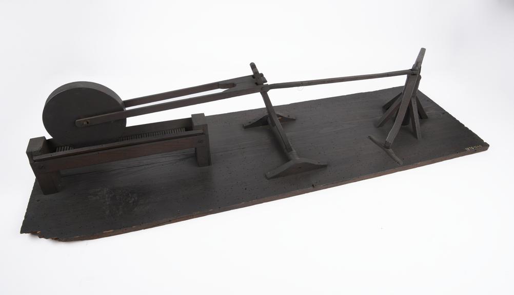 Model of a horse gear and crushing roll with roller and trough