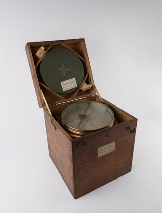 Mariner's compass; magnetic compass, in carrying case