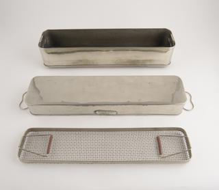 Wire mesh tray for portable sterilizer