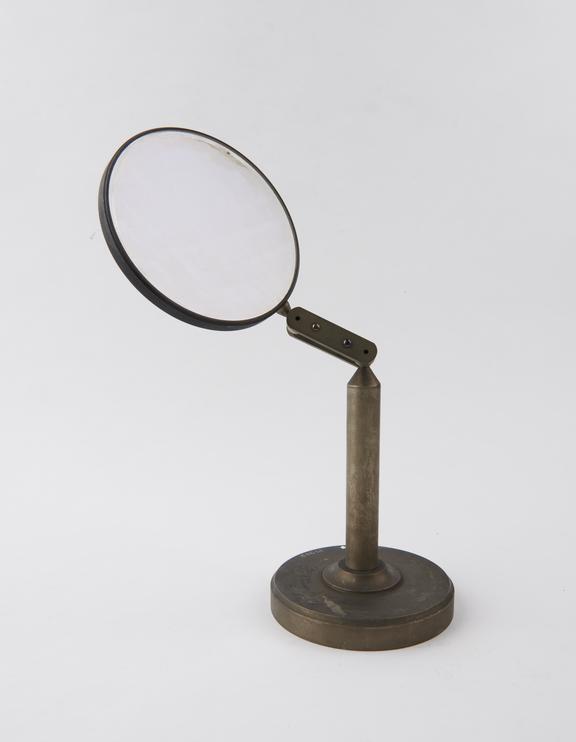 Concave mirror on stand with two ball-sockets in arm