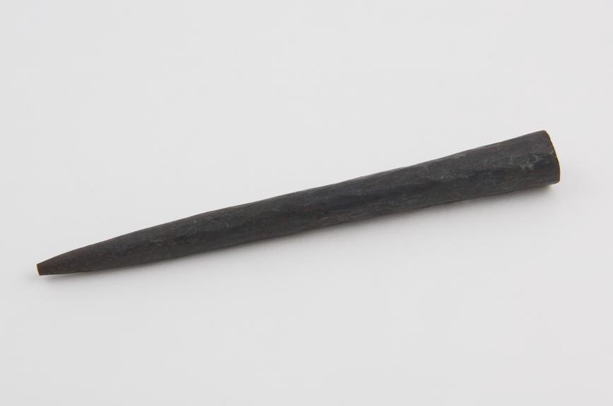 Pin (Rek tong) used by the Jur tribe for shaping the receptacle