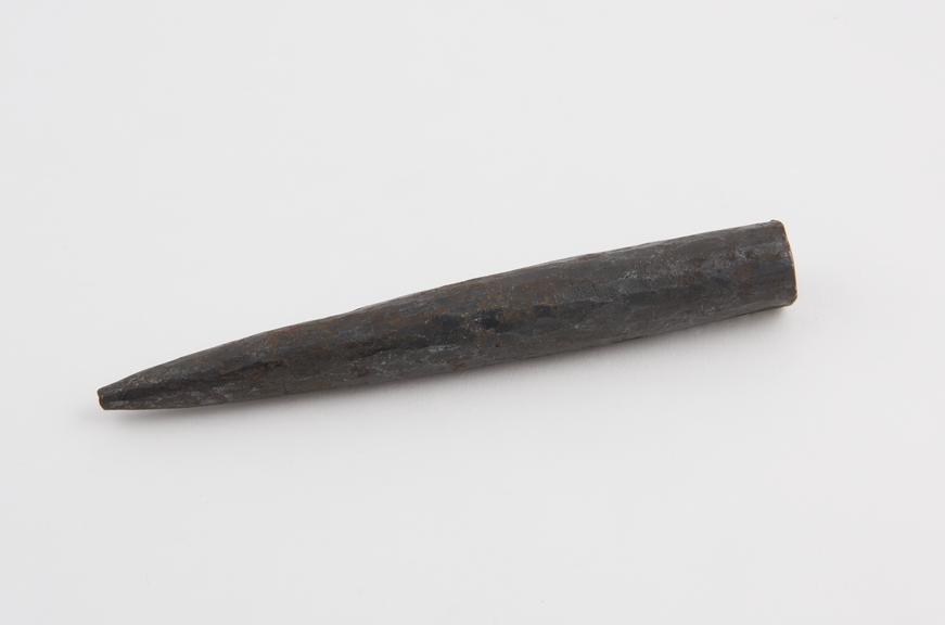 Quer-Pin (Rer) used by the Jur tribe for shaping the receptacle