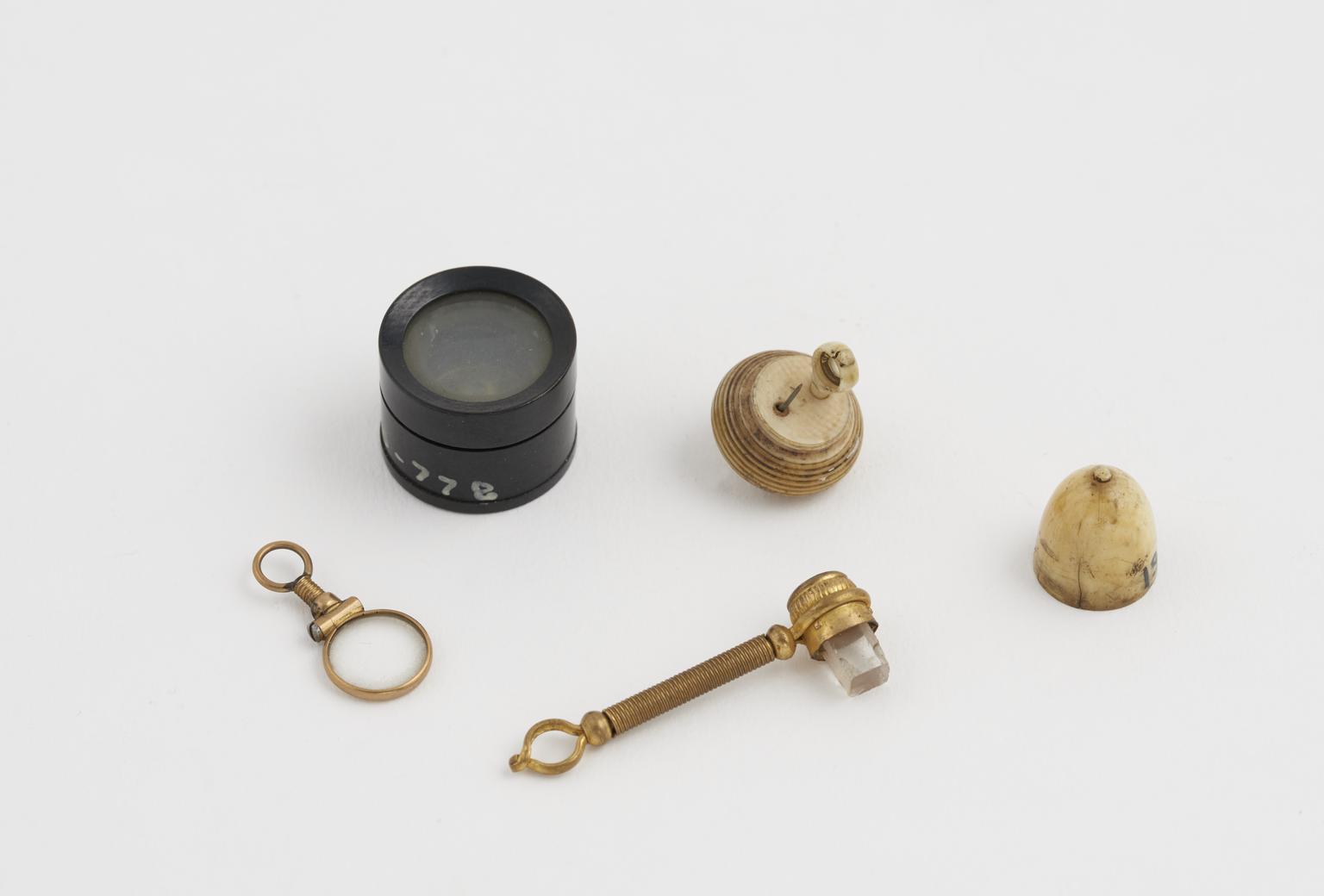 Four small single microscopes, (one in gold mount) | Science Museum ...