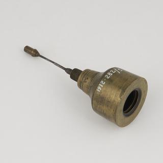 Chuck with axial screwed wire and clamping nut