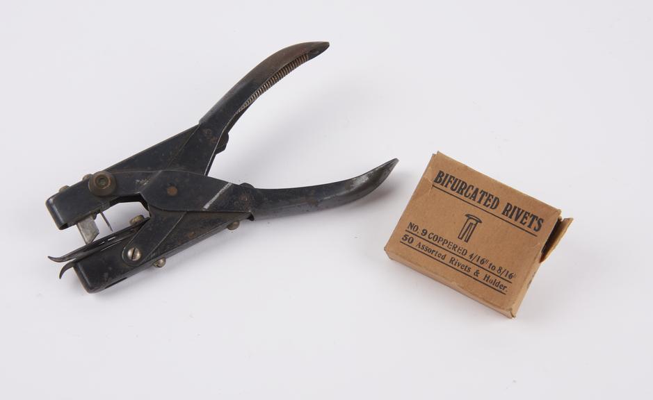 Paper linking pliers