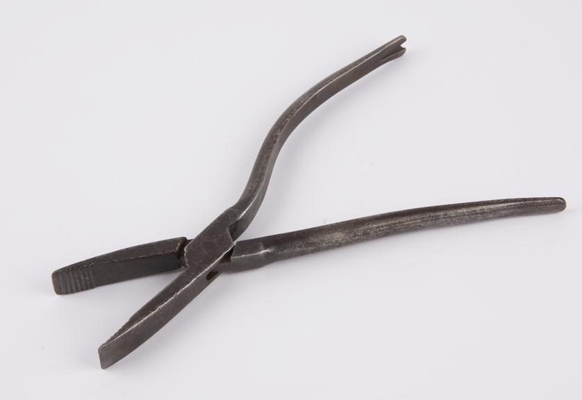 Shoemaker's flat nose pliers