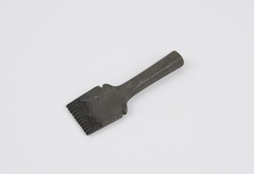 Saddle maker's 11 point pinking punch size 1 1/4' leather
