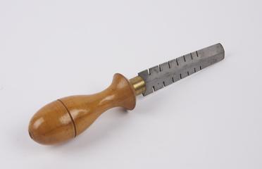 Saw teeth setting tool