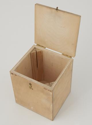 Box for gyroscope with accessories for experiments