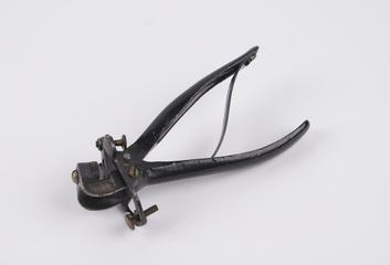 Saw teeth setting tool