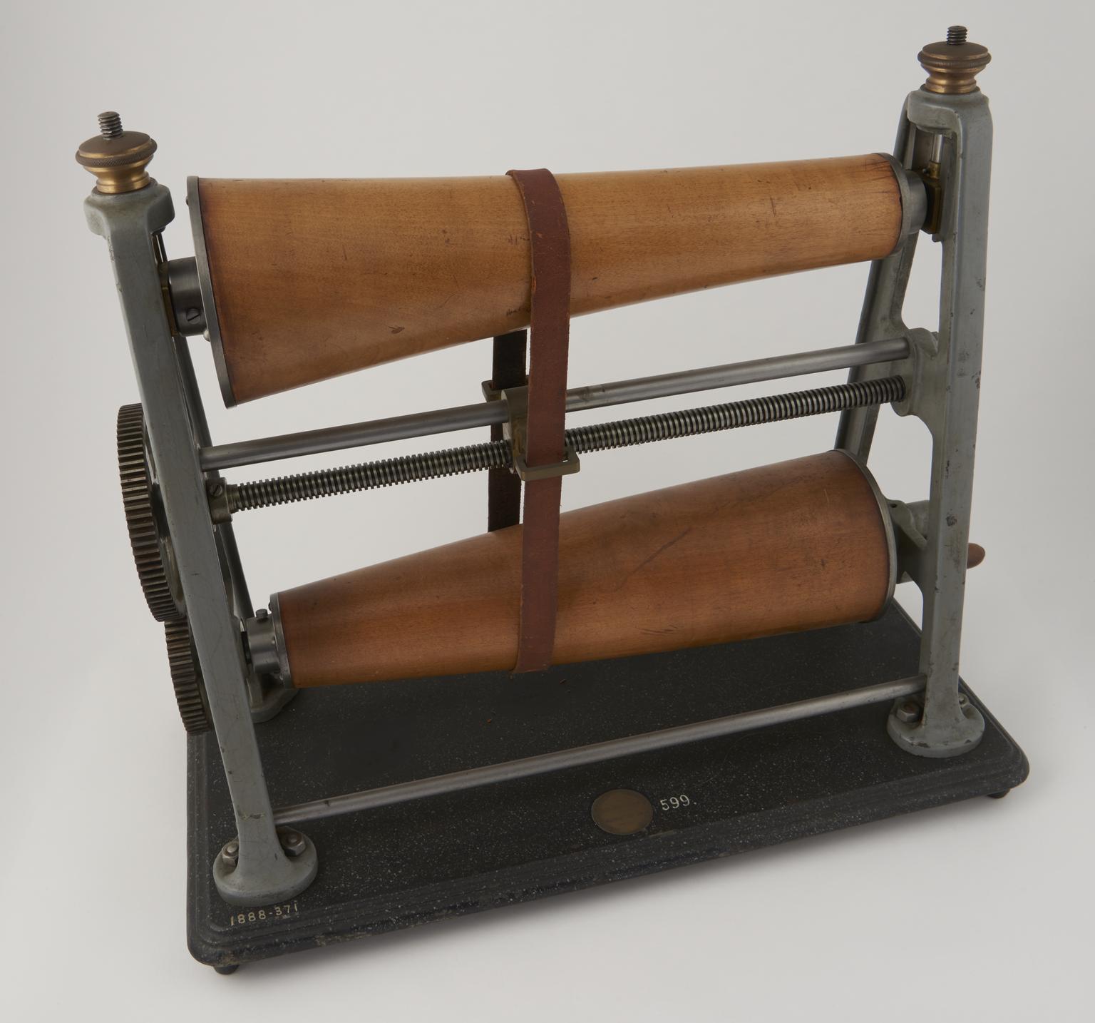 Model of two conoidal pulleys with open belt | Science Museum Group ...