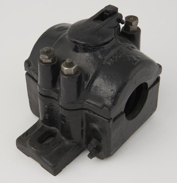 Small example of standard ring oiled plummer block for line