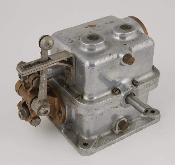 Three speed C.I type H.R reduction gear, (5/1, 25/1, 100/1)