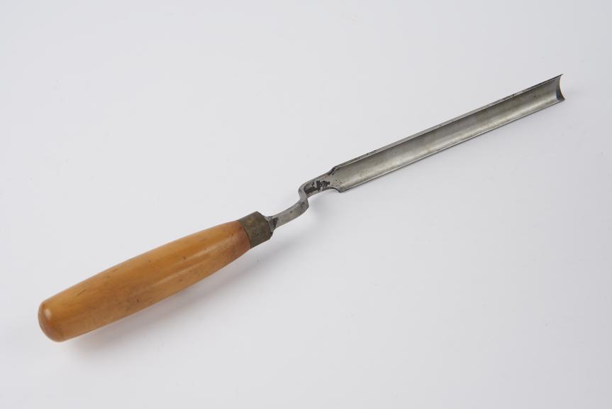 A 3/4 cranked gouge carving chisel with a box chisel handle