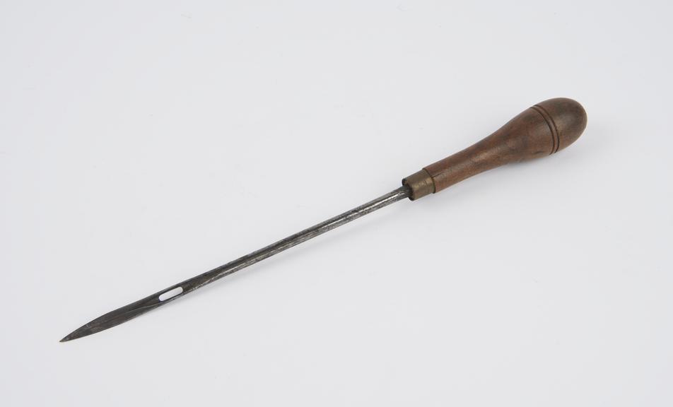 Saddler's draw needle (awl).