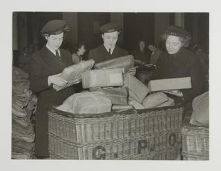 Wrens help with London's Xmas mail