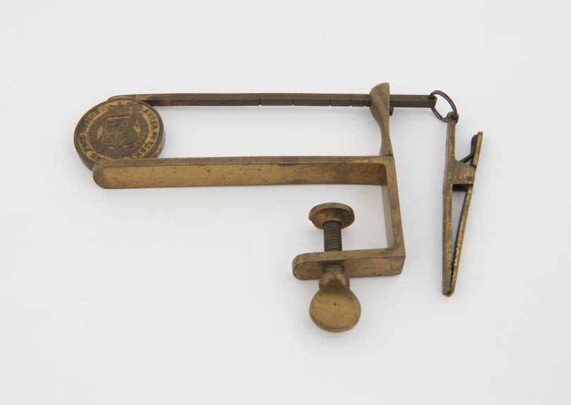 Letter balance with clip