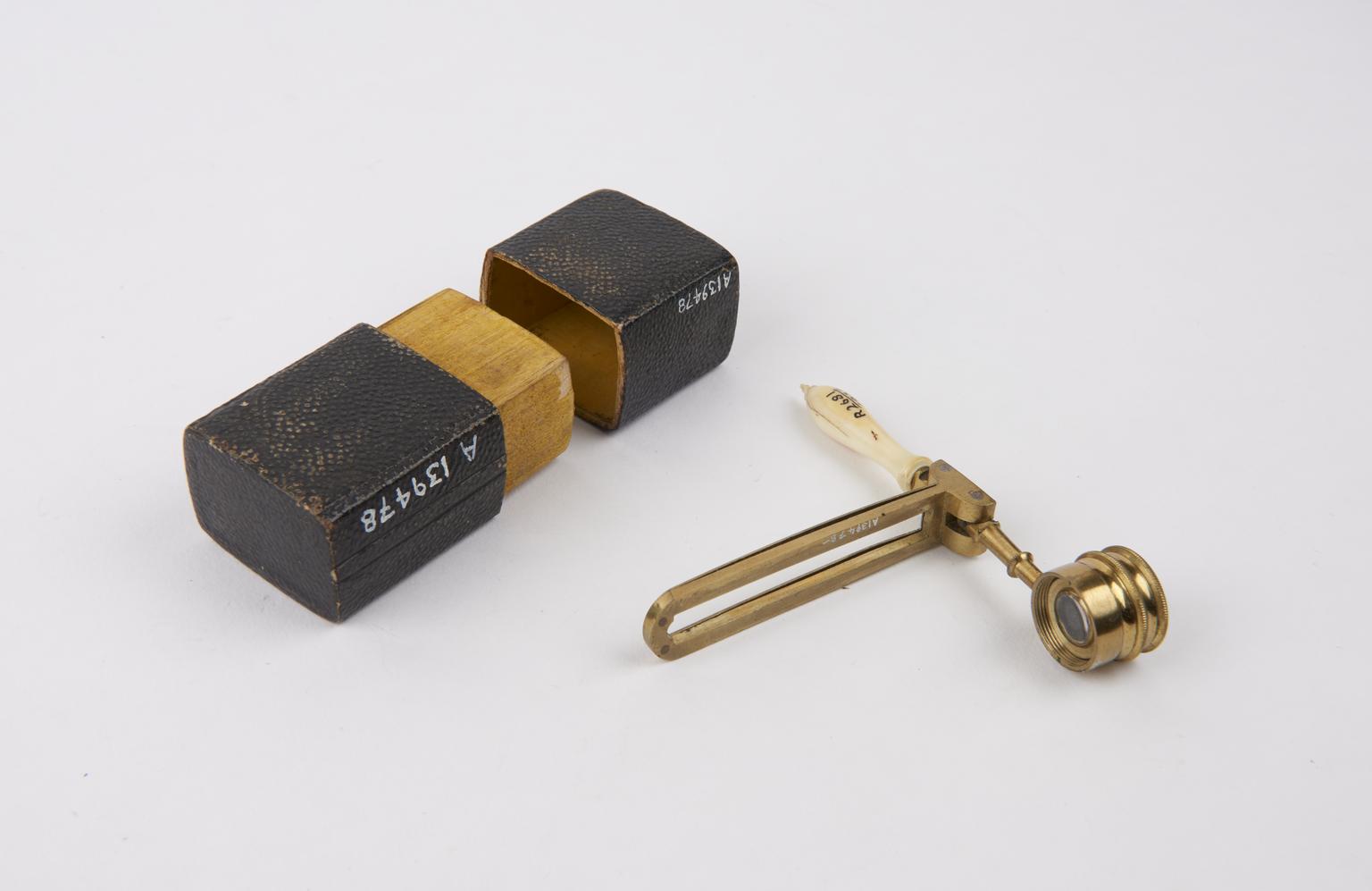 Folding hand microscope in case | Science Museum Group Collection