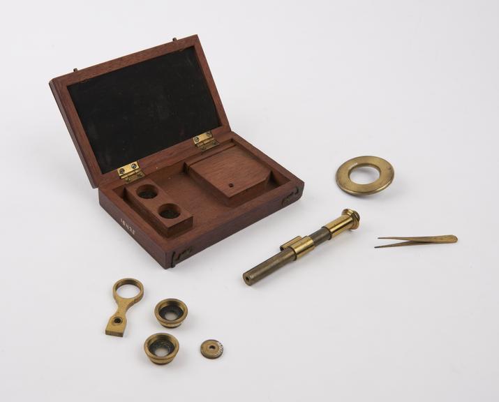 Small boxfoot microscope with double button objective